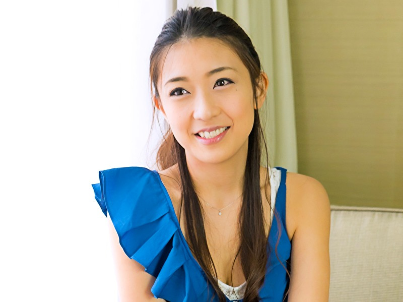 出産後8ヶ月でモデルの様なスレンダーボディの超絶美人なセレブ妻が、ツンデレな性格だが押しに弱くバックで感じまくり!